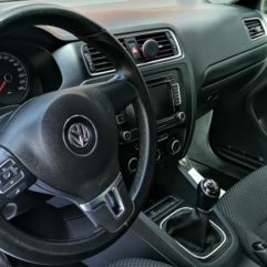 VW Jetta 2014 motor 2000, caja mecánica, 4 airbag, conservado
