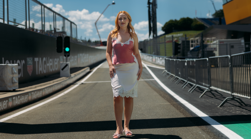 Amelia Dimoldenberg regresa a la Fórmula 1® para la segunda temporada de la popular serie online «Passenger Princess».